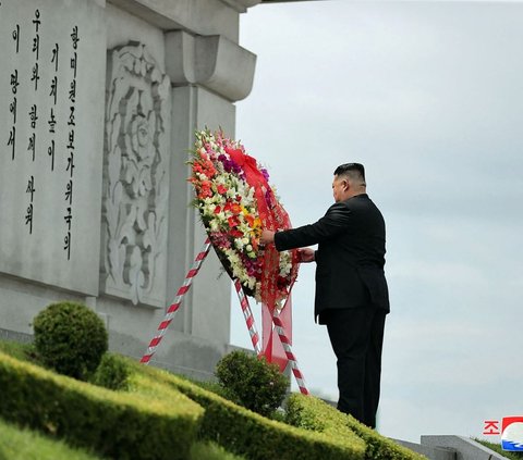 FOTO: Penuh Emosional, Wajah Kim Jong-un Sedih Mengenang Para Pejuang Saat Peringatan 71 tahun Perang Korea