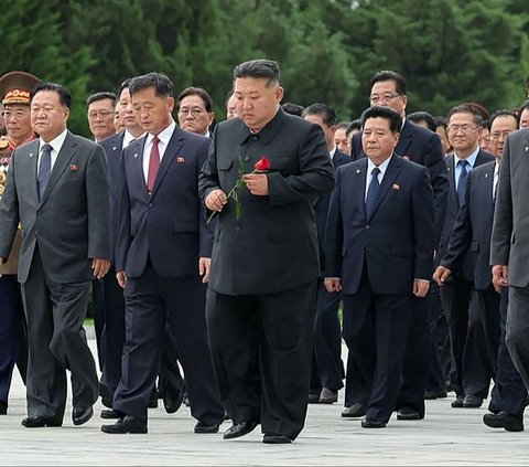 FOTO: Penuh Emosional, Wajah Kim Jong-un Sedih Mengenang Para Pejuang Saat Peringatan 71 tahun Perang Korea