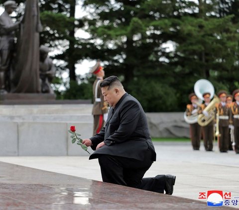 FOTO: Penuh Emosional, Wajah Kim Jong-un Sedih Mengenang Para Pejuang Saat Peringatan 71 tahun Perang Korea