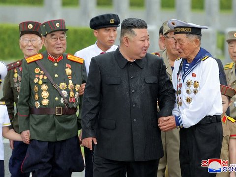 FOTO: Penuh Emosional, Wajah Kim Jong-un Sedih Mengenang Para Pejuang Saat Peringatan 71 tahun Perang Korea