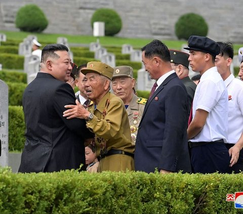 FOTO: Penuh Emosional, Wajah Kim Jong-un Sedih Mengenang Para Pejuang Saat Peringatan 71 tahun Perang Korea