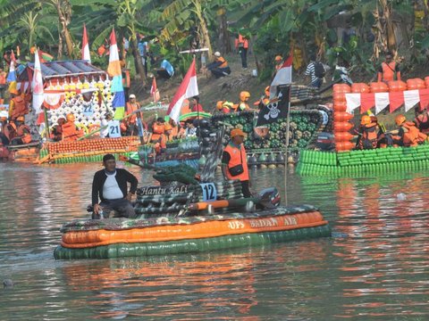 FOTO: Semarak Festival Cilung Tampilkan 32 Perahu Botol Bekas Berbentuk Kura-Kura sampai Sandal Hiasi Kanal Banjir Timur