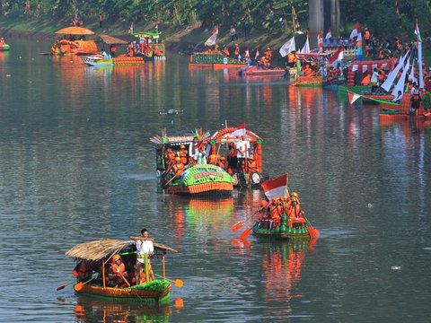 FOTO: Semarak Festival Cilung Tampilkan 32 Perahu Botol Bekas Berbentuk Kura-Kura sampai Sandal Hiasi Kanal Banjir Timur