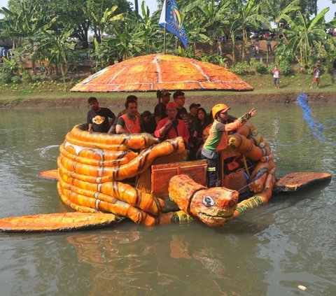 FOTO: Semarak Festival Cilung Tampilkan 32 Perahu Botol Bekas Berbentuk Kura-Kura sampai Sandal Hiasi Kanal Banjir Timur