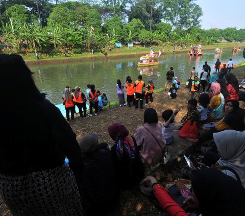 FOTO: Semarak Festival Cilung Tampilkan 32 Perahu Botol Bekas Berbentuk Kura-Kura sampai Sandal Hiasi Kanal Banjir Timur