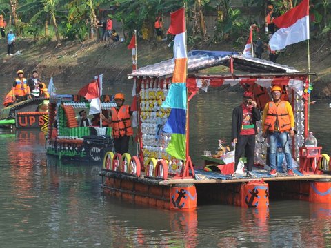 FOTO: Semarak Festival Cilung Tampilkan 32 Perahu Botol Bekas Berbentuk Kura-Kura sampai Sandal Hiasi Kanal Banjir Timur