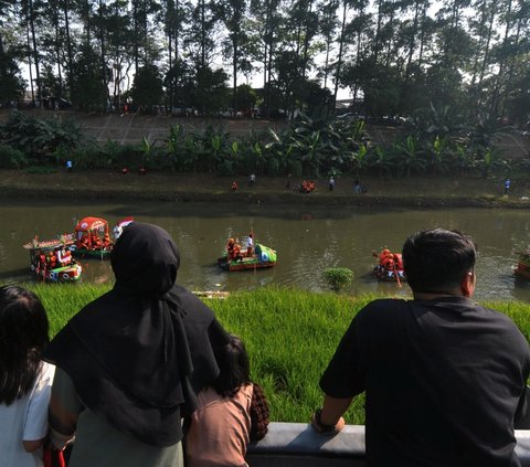 Afan Adriansyah Idris, Asisten Pembangunan dan Lingkungan Hidup (LH) Provinsi DKI Jakarta, mengungkapkan bahwa saat ini Dinas Lingkungan Hidup (DLH) DKI Jakarta sedang berupaya keras untuk mengurangi pengiriman sampah ke Tempat Pembuangan Sampah Terpadu (TPST) Bantargebang, Bekasi, Jawa Barat. Foto: merdeka.com / Imam Buhori<br>