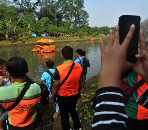 FOTO: Semarak Festival Cilung Tampilkan 32 Perahu Botol Bekas Berbentuk Kura-Kura sampai Sandal Hiasi Kanal Banjir Timur