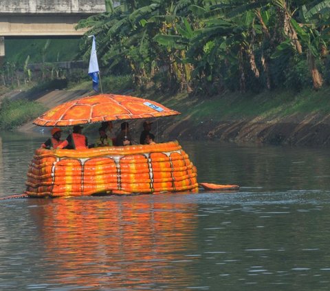 FOTO: Semarak Festival Cilung Tampilkan 32 Perahu Botol Bekas Berbentuk Kura-Kura sampai Sandal Hiasi Kanal Banjir Timur