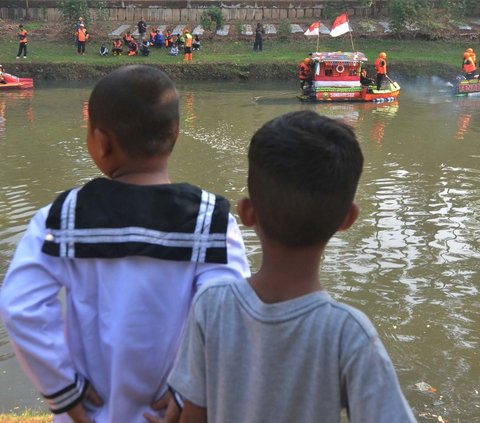 FOTO: Semarak Festival Cilung Tampilkan 32 Perahu Botol Bekas Berbentuk Kura-Kura sampai Sandal Hiasi Kanal Banjir Timur