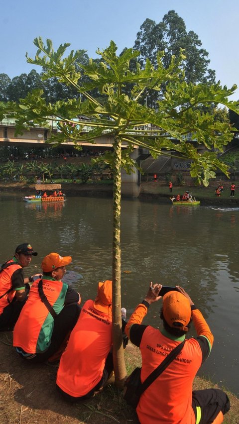 Petugas UPS Badan Air Dinas Lingkungan Hidup DKI Jakarta saat menyaksikan Festival Perahu Cinta Lingkungan (Cilung) sekaligus memperingati Hari Sungai Nasional di KBT. Foto: merdeka.com / Imam Buhori