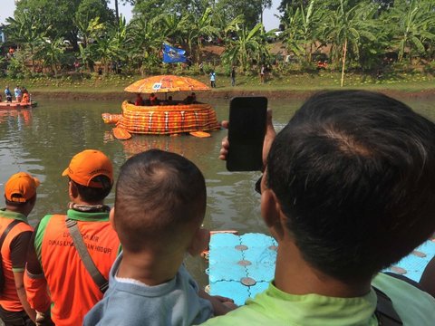 FOTO: Semarak Festival Cilung Tampilkan 32 Perahu Botol Bekas Berbentuk Kura-Kura sampai Sandal Hiasi Kanal Banjir Timur