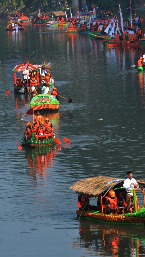 FOTO: Semarak Festival Cilung Tampilkan 32 Perahu Botol Bekas Berbentuk Kura-Kura sampai Sandal Hiasi Kanal Banjir Timur<br>