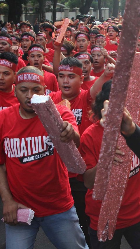 Acara peringatan ini juga diisi teatrikal yang memperlihatkan momen penyerbuan kantor PDIP pada 1996 lalu. Foto: merdeka.com / Arie Basuki