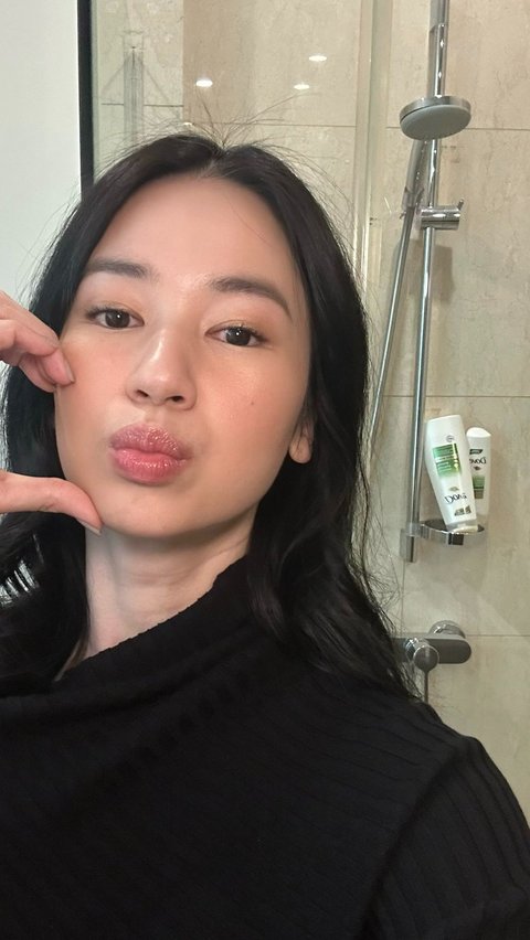 Laura Basuki Shows Photos in the Bathroom, Netizens Are Distracted by Her Shampoo Bottle