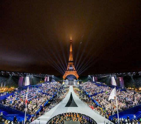 Upacara pembukaan Olimpiade Paris 2024 berlangsung dengan sangat meriah, meskipun sempat dihiasi guyuran hujan. Foto: FRANCOIS-XAVIER MARIT / Pool via REUTERS<br>