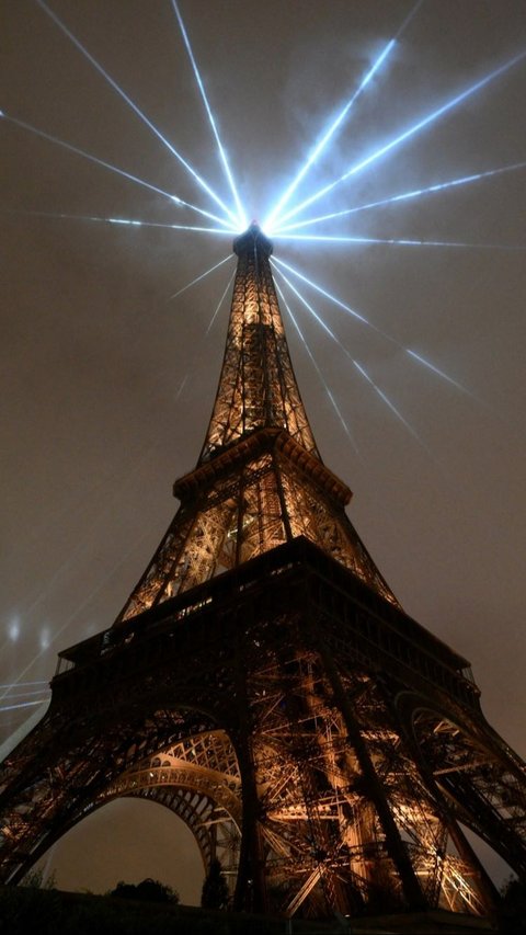 Sementara itu, Menara Eiffel, turut berkilau indah. Foto: Reuters<br>