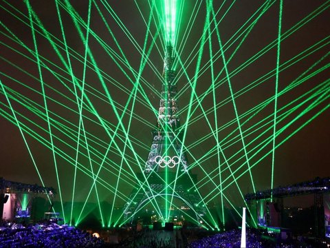 FOTO: Parade Kontingen Indonesia di Atas Kapal hingga Kilau Laser Menara Eiffel Terangi Pembukaan Olimpiade 2024 di Paris