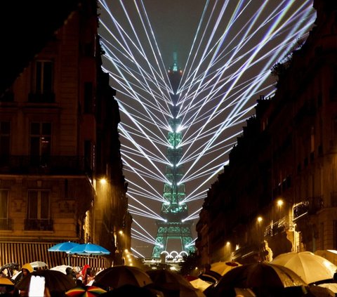 FOTO: Parade Kontingen Indonesia di Atas Kapal hingga Kilau Laser Menara Eiffel Terangi Pembukaan Olimpiade 2024 di Paris