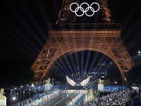 FOTO: Parade Kontingen Indonesia di Atas Kapal hingga Kilau Laser Menara Eiffel Terangi Pembukaan Olimpiade 2024 di Paris