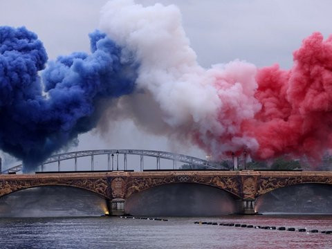 FOTO: Parade Kontingen Indonesia di Atas Kapal hingga Kilau Laser Menara Eiffel Terangi Pembukaan Olimpiade 2024 di Paris