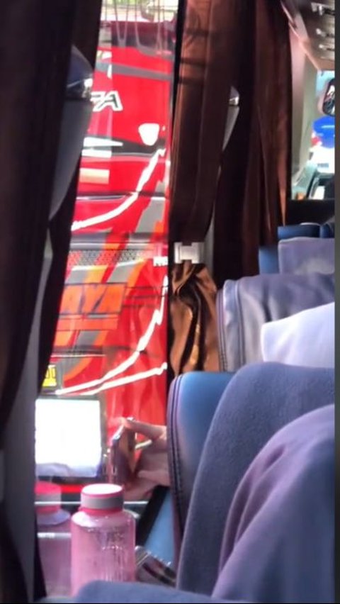 Hilarious Moments of Middle School Students Exchanging Phone Numbers with Students on Another Bus During a Study Tour, Turns into a Matchmaking Event