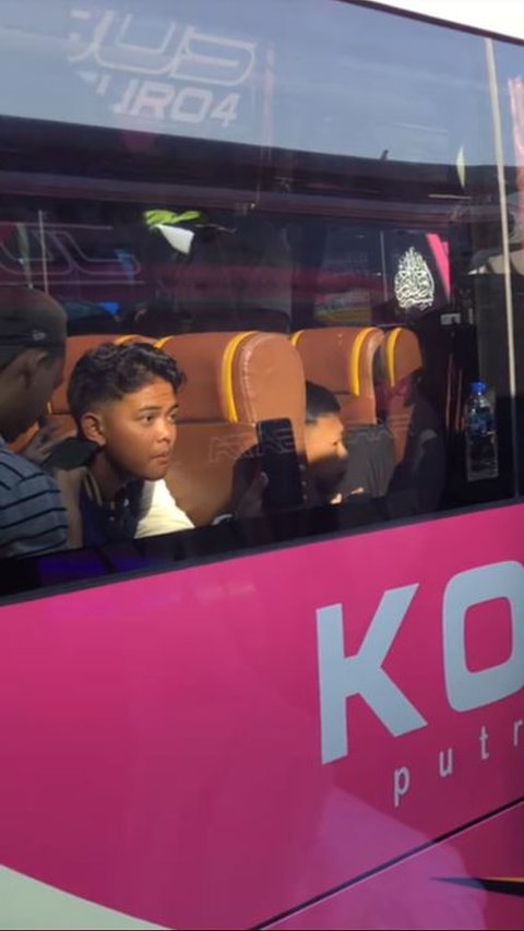 Hilarious Moments of Middle School Students Exchanging Phone Numbers with Students on Another Bus During a Study Tour, Turns into a Matchmaking Event