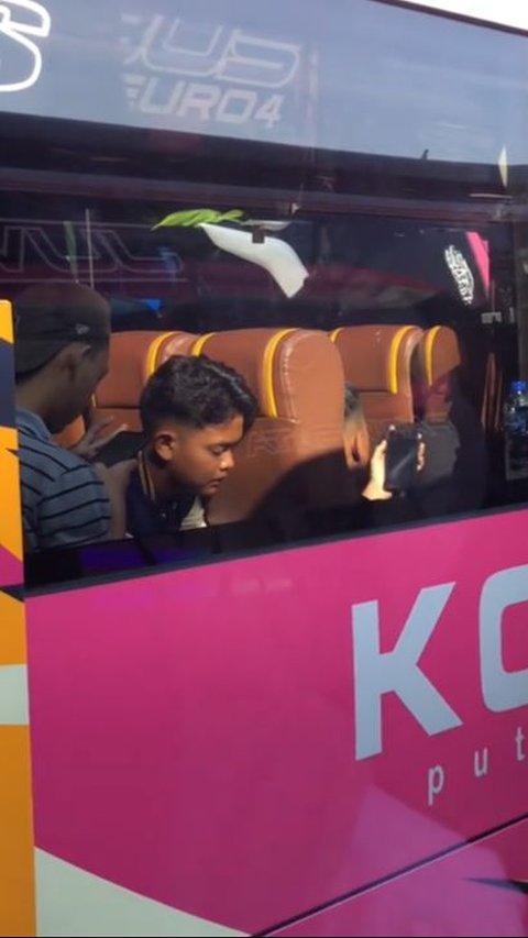 Hilarious Moments of Middle School Students Exchanging Phone Numbers with Students on Another Bus During a Study Tour, Turns into a Matchmaking Event