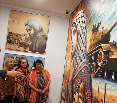 FOTO: Pameran Perdana Lukisan AI Karya Denny JA di Mahakam Residence