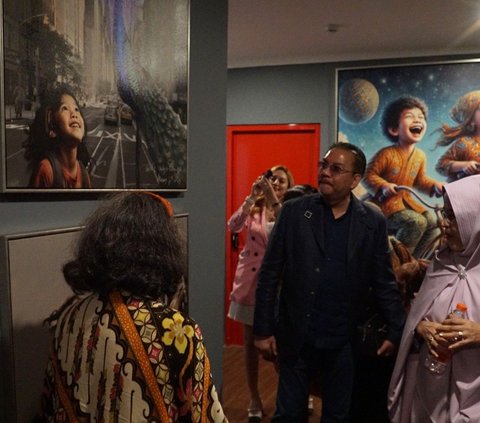 FOTO: Pameran Perdana Lukisan AI Karya Denny JA di Mahakam Residence