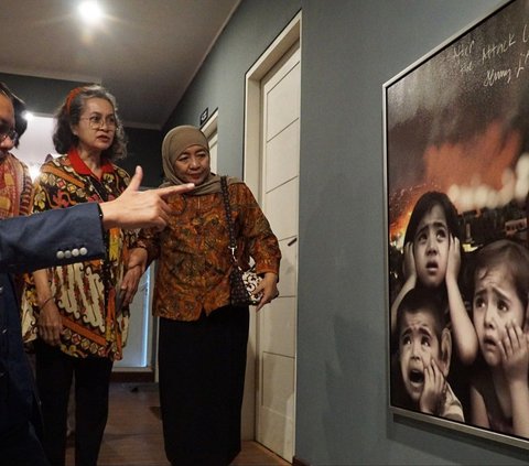 FOTO: Pameran Perdana Lukisan AI Karya Denny JA di Mahakam Residence