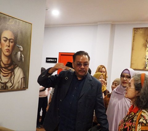 FOTO: Pameran Perdana Lukisan AI Karya Denny JA di Mahakam Residence