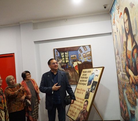 FOTO: Pameran Perdana Lukisan AI Karya Denny JA di Mahakam Residence