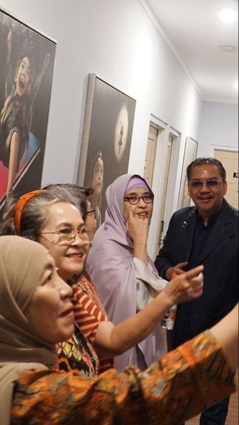 FOTO: Pameran Perdana Lukisan AI Karya Denny JA di Mahakam Residence