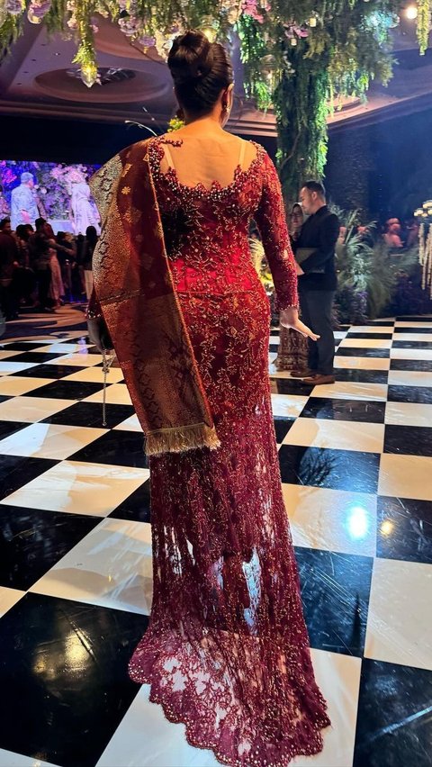 Portrait of Millen Cyrus at Thariq and Aaliyah's Wedding, 'Shining' in a Red Kebaya