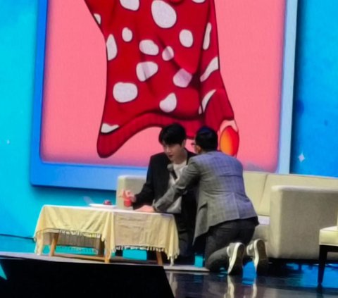 Potret Kocak Kim Seon Ho Ngakak Tiru Gaya di Gambar saat Fan Meeting, Pakai Jepit Gemas Hingga Pose dengan Apel