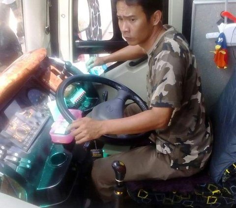 Hino memanjakan sopir dan pecinta bus dengan kegesitan saat 'Lari Malam'.