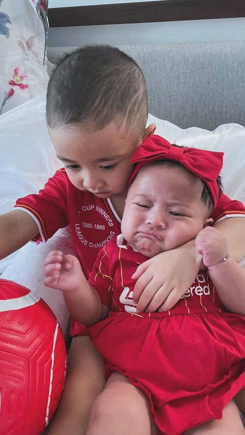 Kompak Pakai Jersey Liverpool! ini Momen Lucu Rayyanza saat Jail ke Baby Lily, Tingkahnya Gemesin Banget<br>