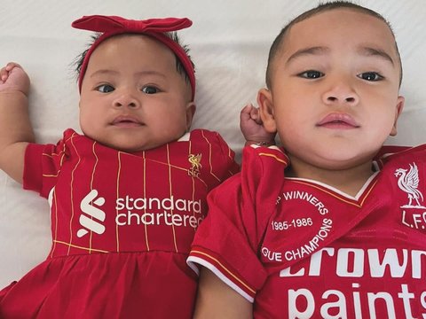 Kompak Pakai Jersey Liverpool! ini Momen Lucu Rayyanza saat Jail ke Baby Lily, Tingkahnya Gemesin Banget