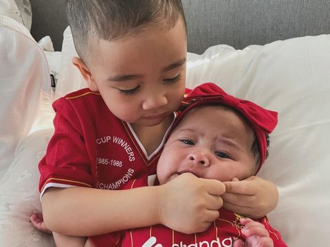 Kompak Pakai Jersey Liverpool! ini Momen Lucu Rayyanza saat Jail ke Baby Lily, Tingkahnya Gemesin Banget