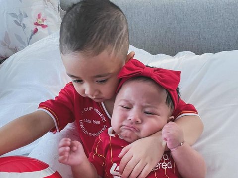 Kompak Pakai Jersey Liverpool! ini Momen Lucu Rayyanza saat Jail ke Baby Lily, Tingkahnya Gemesin Banget