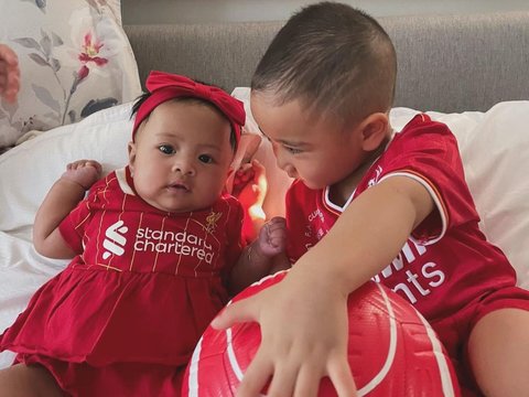 Kompak Pakai Jersey Liverpool! ini Momen Lucu Rayyanza saat Jail ke Baby Lily, Tingkahnya Gemesin Banget