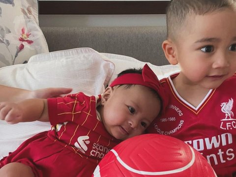 Kompak Pakai Jersey Liverpool! ini Momen Lucu Rayyanza saat Jail ke Baby Lily, Tingkahnya Gemesin Banget