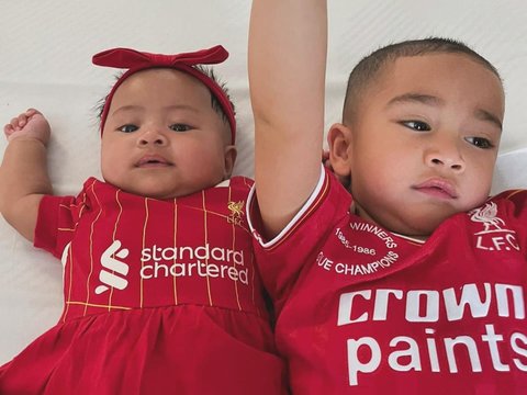 Kompak Pakai Jersey Liverpool! ini Momen Lucu Rayyanza saat Jail ke Baby Lily, Tingkahnya Gemesin Banget