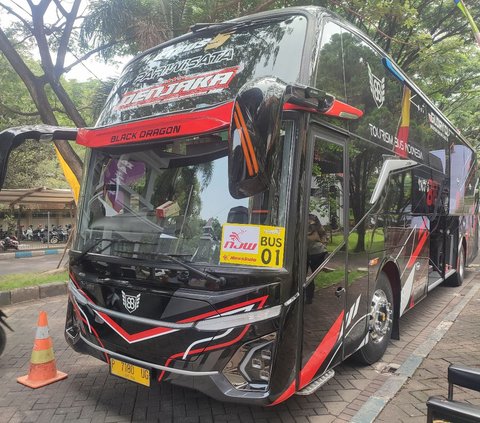 Hino memanjakan sopir dan pecinta bus dengan kegesitan saat 'Lari Malam'.