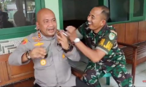 Momen Kocak Kapolres Serang Sambangi Kantor Koramil saat Minum Kopi Malah Masuk ke Mata