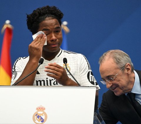 Wonderkid Brasil, Endrick Felipe menyeka air matanya saat dia berdiri di samping presiden Real Madrid Florentino Perez selama acara perkenalan resmi sebagai pemain baru Real Madrid di Stadion Santiago Bernabeu, Sabtu (27/7/2024). Real Madrid resmi memperkenalkan penyerang potensial Endrick Felipe ke hadapan publik di Santiago Bernabeu. Foto: Javier Soriano/AFP