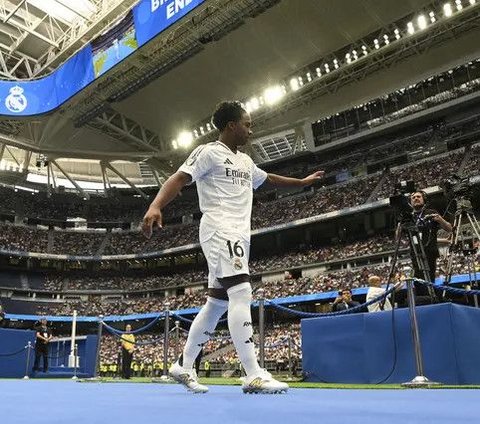 FOTO: Tangis Haru Wonderkid Brasil Endrick Saat Diperkenalkan sebagai Pemain Real Madrid