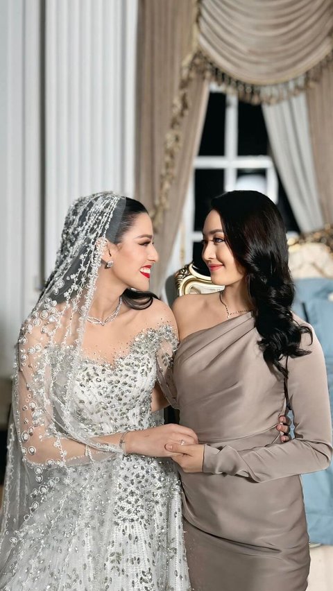 10 Potret Cantik Natasha Wilona saat Hadir di Acara Pernikahan Susan Sameh, Datang Bersama Partner Kondangan ini Sosoknya