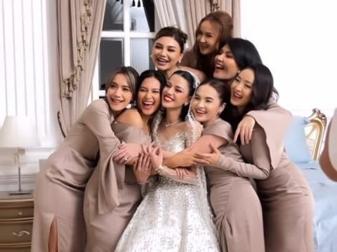 10 Potret Cantik Natasha Wilona saat Hadir di Acara Pernikahan Susan Sameh, Datang Bersama Partner Kondangan ini Sosoknya